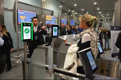 En fracciones de segundos, los sistemas biométricos comparan la imagen del pasajero con los documentos archivados en la base de datos del CBP