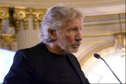 En la ceremonia en la que el ex Pink Floyd fue declarado "Huésped de Honor" de la ciudad, Raúl Porchetto cantó "Reina Madre", el tema que fue compuesto durante la Guerra de Malvinas