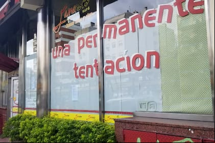 En la foto, la vidriera de Fame, ayer, tapada; el local fundió por la cuarentena dispuesta con el objetivo de frenar los contagios de Covid-19.