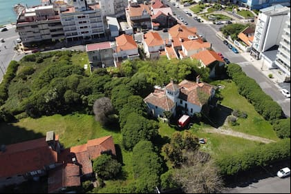 En la manzana donde autorizaron levantar una torre de 120 metros hay varios chalets históricos