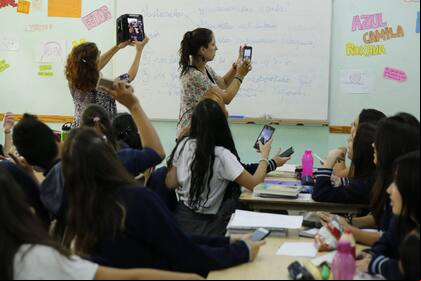 En las aulas argentinas, el celular gana espacio