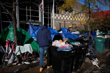 En las calles de Chicago se pueden ver decenas de campamentos improvisados de migrantes