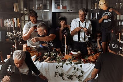 En las imágenes de su último libro, Bourdain aparece con sus amigos y su hija