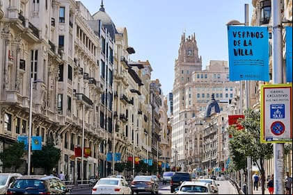 En Madrid, el joven desentrañó poco a poco los secretos de una ciudad siempre viva. Desde el comienzo, pudo apreciar una calidad de vida alta y una cocina sin igual, acompañados por un clima magnífico y la cultura de beber “cañas” (cerveza) en las calles, en bares, de pie, comiendo tapas y pinchos.