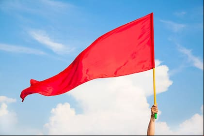 En más de una ocasión una escena de celos fue considerada una "red flag" en una relación, pero los expertos dicen otra cosa al respecto (Foto: iStock)