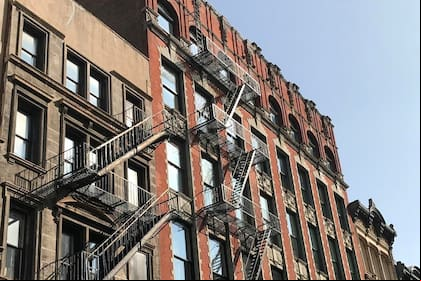 En Nueva York muchos edificios suelen tener escaleras externas, pero para algunos es un misterio su por qué