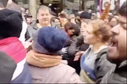 En Obera, Misiones, trabajadores yerbateros y de organizaciones sociales escracharon a Karina Milei y se enfrentaron con sus custodios