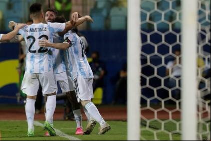 En su partido 200 en el Sudamericano de selecciones, la Argentina alcanzó su octava semifinal por la Copa América; la jugará el martes próximo frente a Colombia en Brasilia.