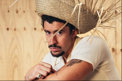 En temas como “Yo perreo sola”, Bad Bunny adopta una voz femenina y se disfraza de mujer en el video para visibilizar el acoso callejero