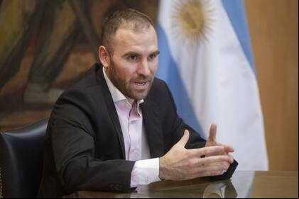 En una entrevista con LA NACION, el ministro de Economía sostuvo que el cepo cambiario no es una medida tomada para que se quede