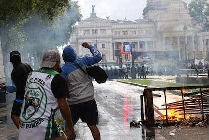 Enfrentamientos entre hinchas y fuerzas de seguridad durante la protesta de jubilados en el Congreso