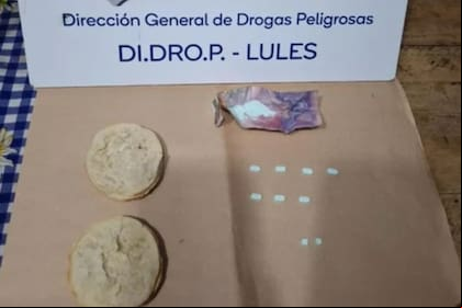Entre las tapas de dos tortillas habían varias pastillas ocultas y un billete envuelto con un polvo blanco triturado.