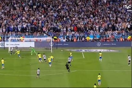 Enzo Fernández recibe el centro de Molina y convierte el 2-0 de Argentina ante Brasil luego de 33 toques y una posesión de más de un minuto. Un fiel reflejo de la selección de Scaloni