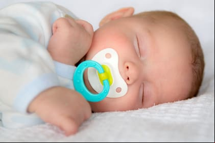 ¿Es sano dejar que un bebé llore para que aprenda a dormir solo? Claves para lograr un buen sueño infantil