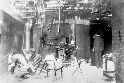 Escenas de destrucción tras la bomba que estalló en el comedor de la Superintendencia de Seguridad Federal, en 1976