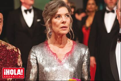 Espléndida en su rol, la presidenta de la Fundación Princesa Grace impactó con un vestido de Chanel de lentejuelas plateadas con ribete coral en las mangas y en el cuello.