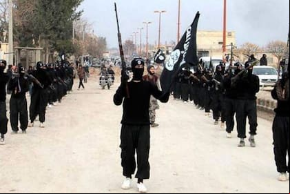 Esta imagen de archivo sin fecha publicada en un sitio web militante el 14 de enero de 2014 muestra a combatientes del Estado Islámico de Irak y el Levante (ISIS), vinculado a Al Qaeda, marchando en Raqqa, Siria