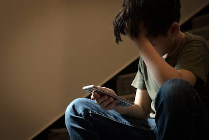 Este ciberdelito se caracteriza por el acoso de parte de un adulto a chicos y chicas a través de internet para obtener algún tipo de gratificación sexual o imágenes sexuales; establecer pautas para el uso seguro de las redes sociales y espacios de diálogo, dos de las claves para la prevención