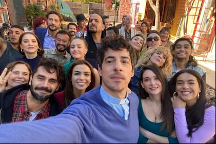 Esteban Lamothe y una selfie con casi todo el elenco de la ficción de eltrece