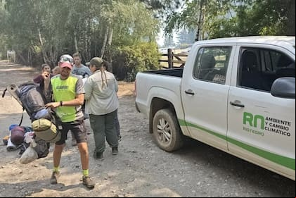 Evacuaron a turistas de los distintos refugios rionegrinos por los incendios cerca de Mallín Ahogado