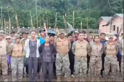 Evistas invaden un regimiento del Trópico y toman como rehenes a militares