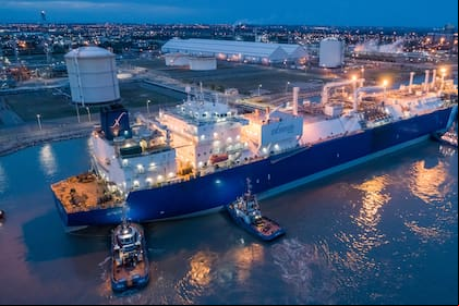 Excelerate Energy puso en funcionamiento el buque regasificador Exemplar en el Puerto de Ingeniero White, Bahía Blanca