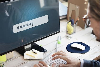 Expertos del Instituto de Tecnología y Estándares norteamericano (NIST) han actualizado sus pautas para garantizar la seguridad de las contraseñas, eliminando la recomendación de cambiar las contraseñas de forma periódica, ya que puede crear el efecto contrario al hacer que los s cada vez busquen opciones de contraseña menos seguras