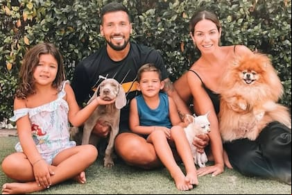 Ezequiel Garay y su exposa, Tamara Gorro, despidieron a su perro Negrito en las redes