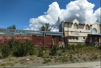 Fachada de la parte antigua del hotel La Aldea, de El Chaltén, adquirido en 2009 por la sociedad Los Sauces