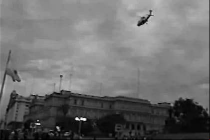 Fernando De la Rúa, renunciado, se va en el helicóptero presidencial