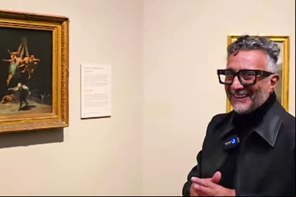 Fito Páez en el Museo del Prado; a la izquierda el cuadro "Vuelo de brujas", de Francisco de Goya