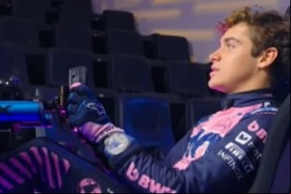 Franco Colapinto en el simulador, en donde explica el circuito australiano de Albert Park