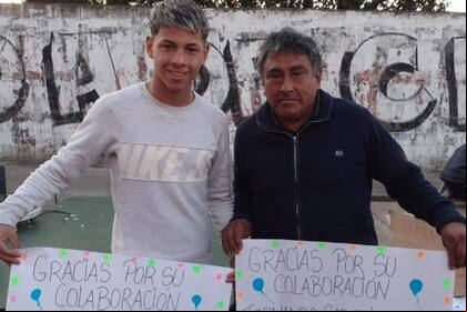 Fredy Cáceres (derecha) junto a un sobrino que lo ayudó en el festejo en Mataderos