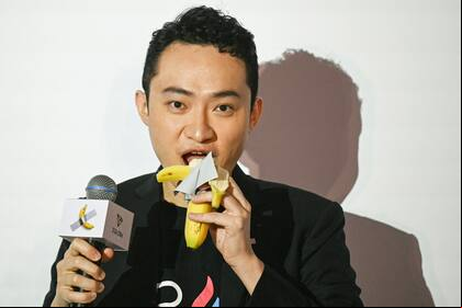 Frente a las cámaras, el empresario chino Justin Sun se comió la banana de la obra conceptual de Maurizio Cattelan por la que pagó 6,2 millones de dólares la semana pasada