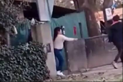 Fue a la casa de su ex pareja con un palo y una actitud muy violenta, intentó golpearla y ella se defendió a los tiros