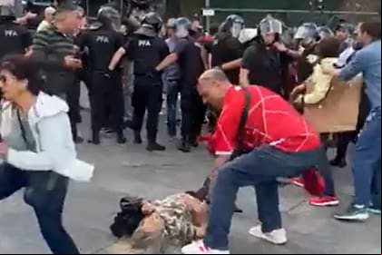 Fue en medio de los enfrentamientos de las fuerzas de seguridad con los barras y militantes de izquierda