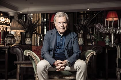 Fundó y comandó, hasta abril último, el mayor conglomerado de empresas vinculadas a la publicidad, la consultoría y el marketing. Tan afable y elegante como cuestionado por el trato supuestamente hostil hacia sus propios ejecutivos, le gusta comparar su talla con la de Napoleón y analizar a fondo la