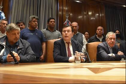 Gerardo Zamora hizo el anuncio acompañado por el jefe de la CGT local y representantes de los distintos gremios que nuclean a los empleados estatales