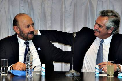 Gildo Insfrán y Alberto Fernández, durante una visita presidencial a Formosa, en plena cuarentena estricta.
