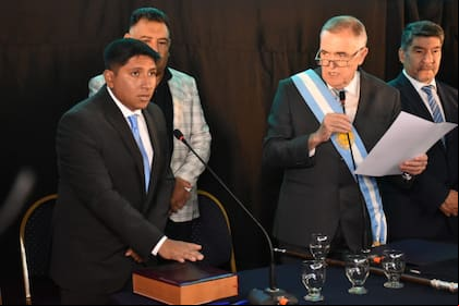 Gonzalo Monteros jura como intendente de la Banda del Río Salí bajo la mirada del gobernador tucumano Osvaldo Jaldo
