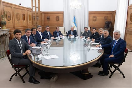 Guillermo Francos, en la cabecera, con los gobernadores de Juntos por el Cambio