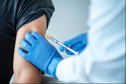 "Han aumentado los casos de coronavirus en las últimas semanas y es importante volver a decir que las reacciones adversas son de menor frecuencia que las que la propia infección puede generar", señala Daniela Hozbor, directora de grupo en el Laboratorio VacSal de la Universidad Nacional de La Plata