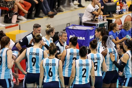 Hernán Ferraro le da indicaciones a sus dirigidas en uno de los partidos preparatorios para la Copa del Mundo