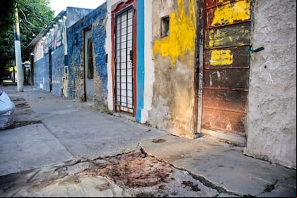 Homicidio en Esmeralda 1900, en el barrio de República de la sexta, Rosario, en la Provincia de Santa Fé.
Mataron a dos mujeres e hirieron a otra en una balacera ocurrida en horas de la noche.