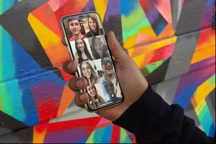 Houseparty permite videollamadas grupales con ocho integrantes, acompañado por juegos y trivias