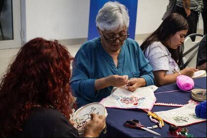 Integrantes de una organización civil participan con migrantes en talleres de costura en la ciudad de Tijuana (EFE)