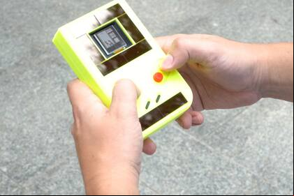Investigadores de las universidades Northwestern y Delft crearon un prototipo de consola de videojuegos que funciona con es solares y con la energía generada por el cuando presiona los botones del dispositivo