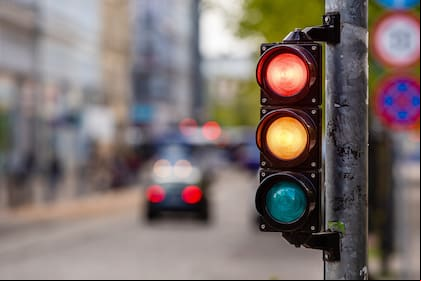Investigadores hallaron que el tránsito podría mejorar si se incorporara una luz blanca para guiar a los vehículos autónomos y darle contexto a las personas que conducen cerca de ellos