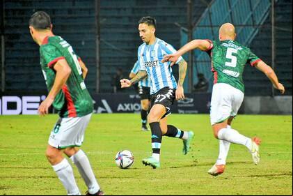 Javier Correa lleva la pelota y Matías Fritzler sale a marcarlo; Agropecuario sorprendió a Racing y lo eliminó en uno de los dieciseisavos de final por la Copa Argentina, en Jujuy.