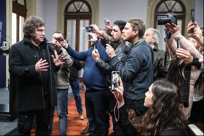 Javier Milei, con periodistas, en la Casa Rosada